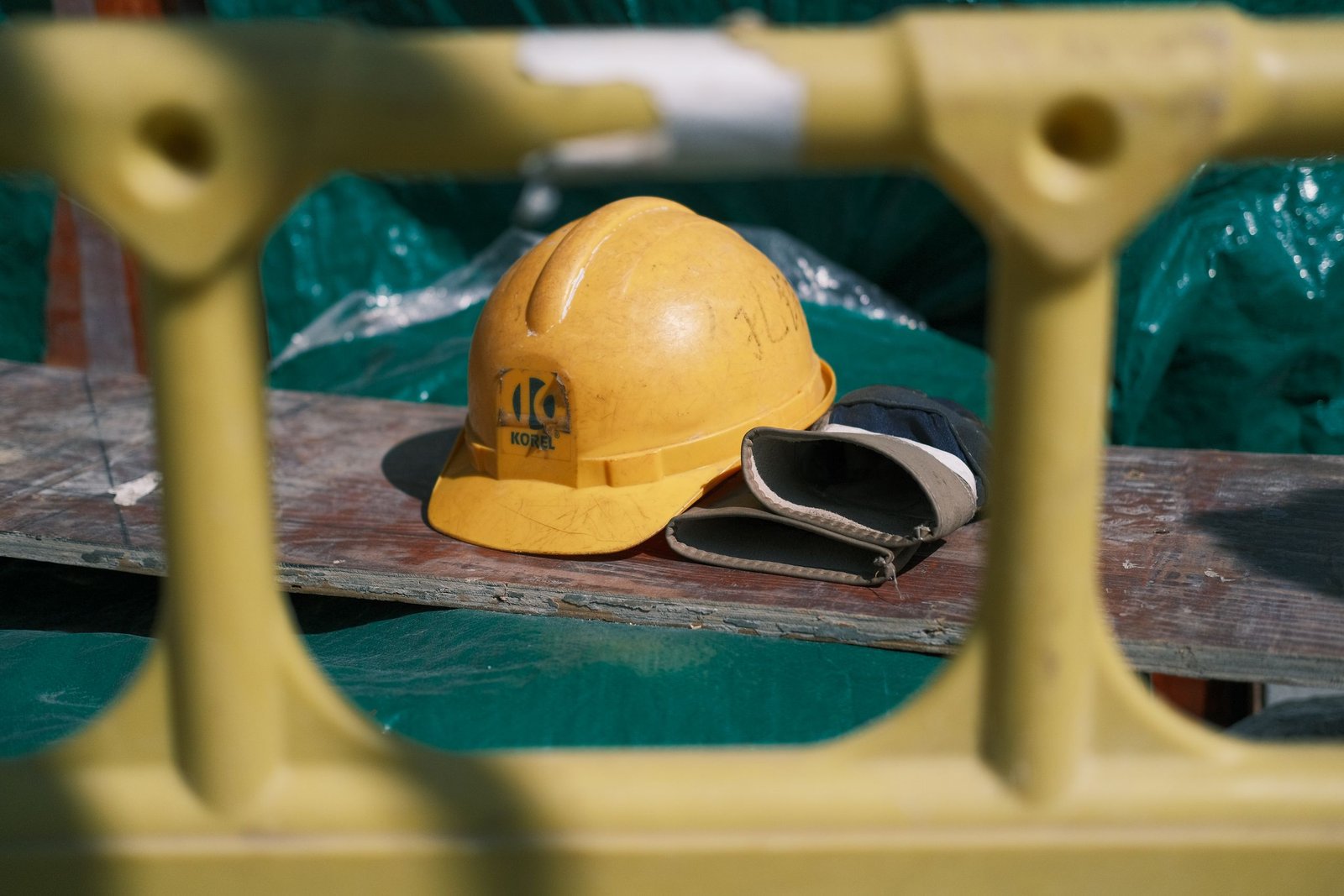 Casque de chantier et gants posés sur un établi